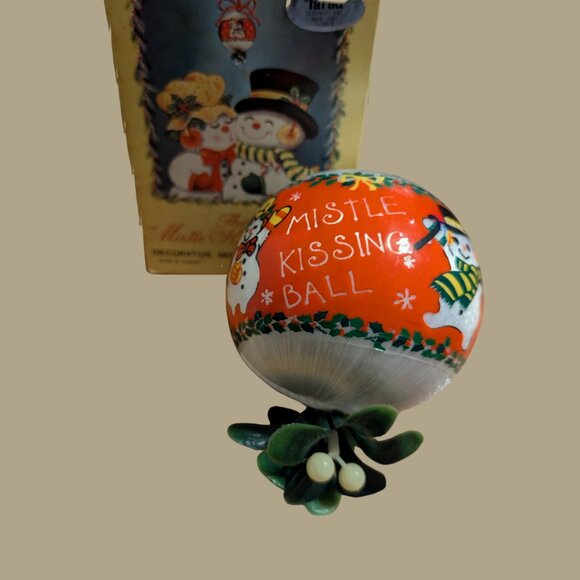 Vintage “Mistle Kissing Ball” Ornament (Boxed, 1970s Taiwan) - Picture 4 of 4